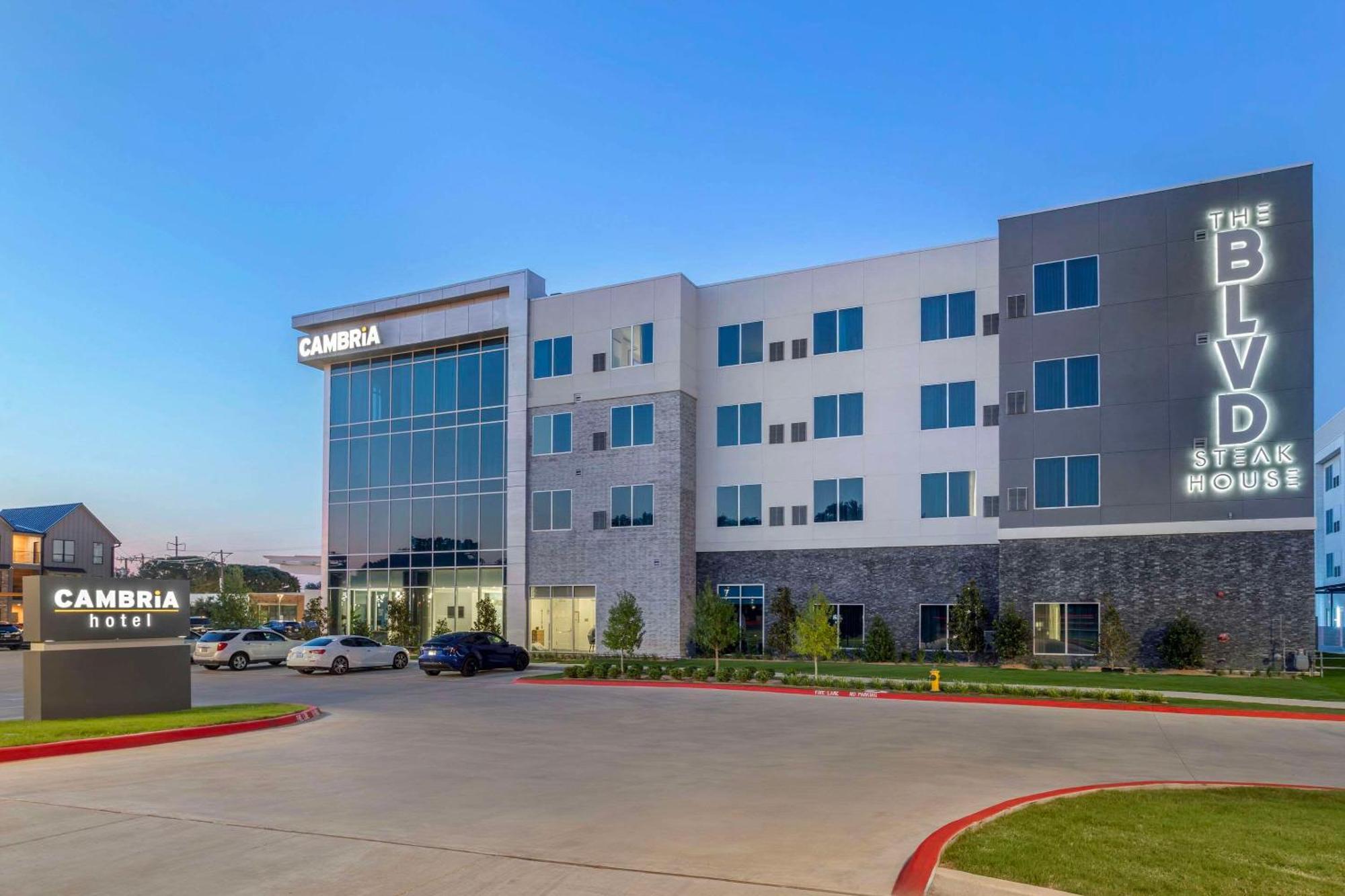 Cambria Hotel Waco University Riverfront Buitenkant foto